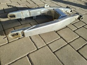 Yamaha tt600 r kyvná vidlice + osa kyvky a zadního kola