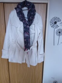 Krásný bílý kabát