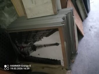 Výstavní stojan na plakáty+ cca 200 plakátů