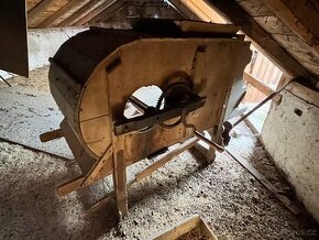 Historicky Fukar-mlátička obilí