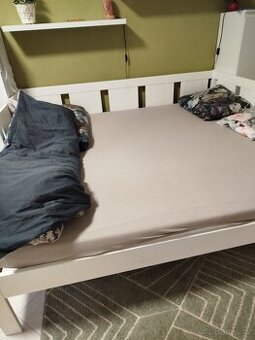 Bílá dřevěná postel rozkládací