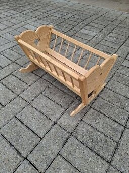 Dřevěná dětská postýlka pro panenky.