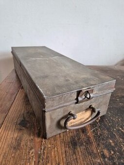 Stará vojenská plechová dóza / krabice / kastlík