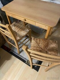 Dřevěný stůl a dvě židle
