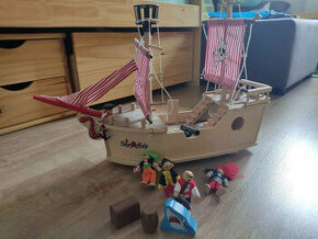 Pirátská dřevěná loď