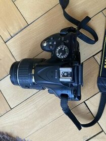 Nikon D5200 a objektiv Nikkor 18-55