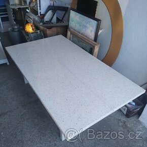 Mramorový stůl s kovovou konstrukcí