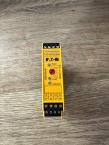Relé EATON, OMRON - 1