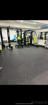 Vybavení fitness centra - posilovací stroje