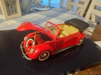 1:18 Volkswagen Brouk Maisto červený