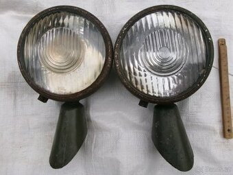 prodám stará světla na auta, zemědělské stoje. Různé druhy..
