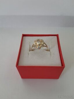 Zlatý prsten se zirkony-kytička