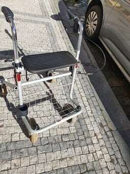 šedé seniorské chodítko se sedátkem