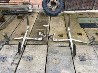 Praga V3S - držák rezervy - skříň