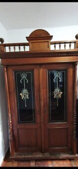 Starožitná skříň – krásná řezba, malovaná skla
