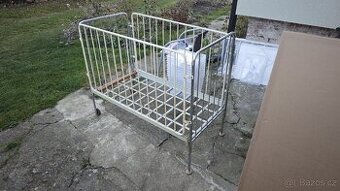 Retro kovová dětská postýlka