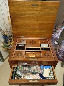 Starožitný šicí stolek