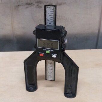 IGM digitální hloubkoměr