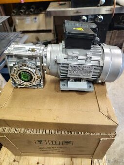 Elektromotor s převodovkou