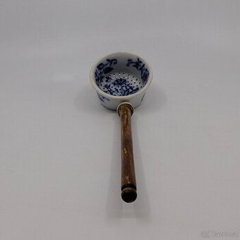 Cibuláková děrkovaná naběračka s dřevěnou rukojetí