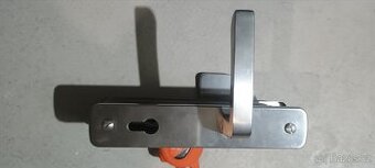 Bezpečnostní kování dveří
