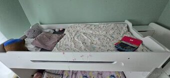 Dětská patrová postel s úložným prostorem