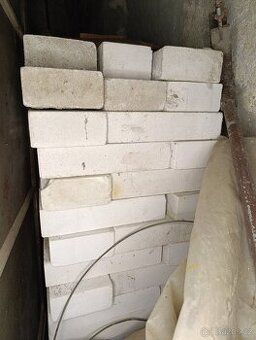 Nové bílé cihly nepoužité.