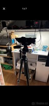 Kamera JVC GC-PX100be, osvětlovací stojan