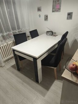 Jídelní stůl