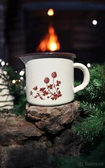 Retro smaltovaný hrnek (odměrka/rendlík) s motivem jetele