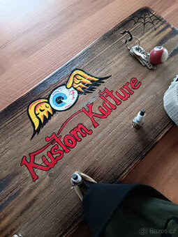 ručně vyrobený a malovaný věšák