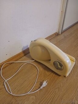 ELEKTRICKÝ  KRAJEČ  ZN.  SENCOR  220 V.