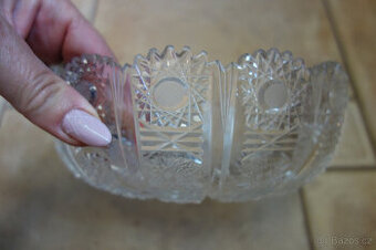 bohatě broušená mísa