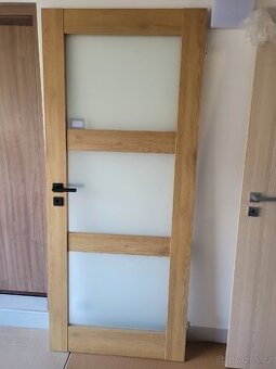 Nové dveře 80 cm pravé s pískovaným sklem.
