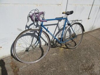 Nabízím staré pánské retro kolo Favorit. Na renovaci. Poškoz