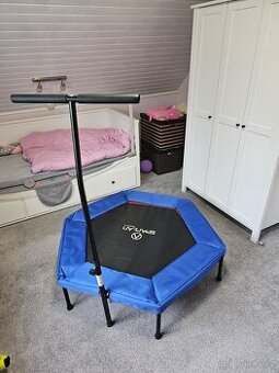 Trampolína s madlem