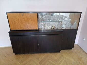 Černá starožitná skřínka s barem a vitrínou