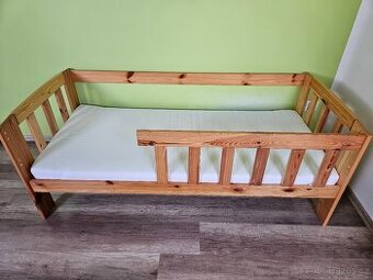 Dětská postel se zábranou
