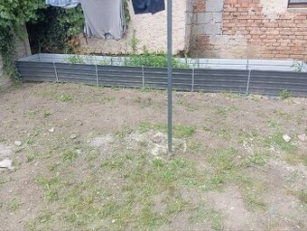 Vyvýšený plechový záhon