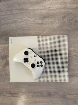 Xbox One S 500GB s mechanikou