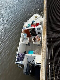 Kajutová motorový člun