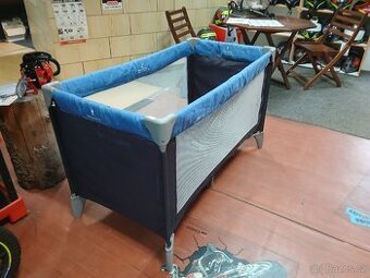 Cestovní skládací postýlka