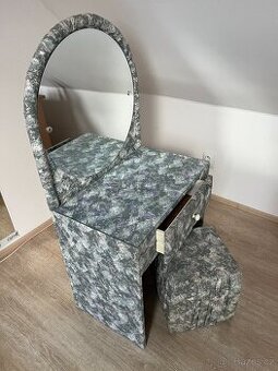 Toaletní stolek a taburet