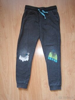 Chlapecké tepláky vel. 122