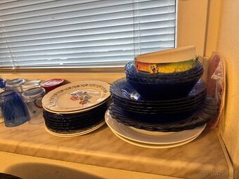 Mix nádobí (talíře, hrnečky, sklenice) – ideální na chatu