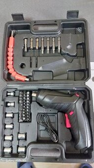 Aku šroubovák s příslušenstvím v kufříku.