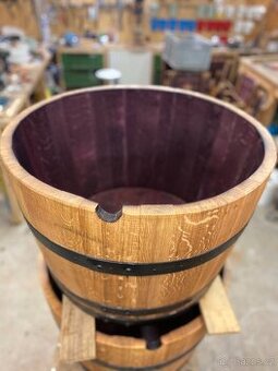 Květináč z dubového sudu