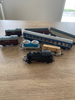 Piko lokomotiva a vagóny