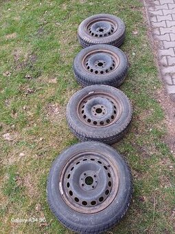 Prodám sadu 4 zimních pneumatik s plech. disky - 1