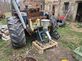 Traktor s celnakem